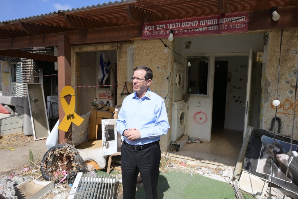 הנשיא הרצוג בביקור בבית של סיון כפר עזה
